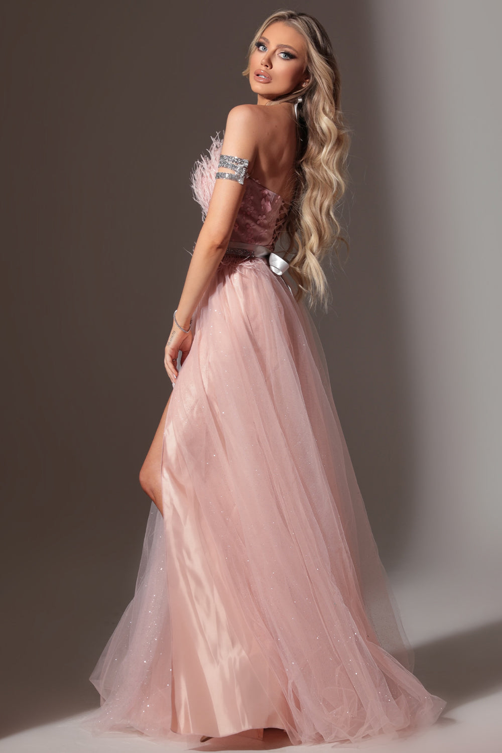 MAXI CONJUNTO TOP CON FALDA PENELOPE PLUMAS BROCADO DE TUL POLVO ROSA