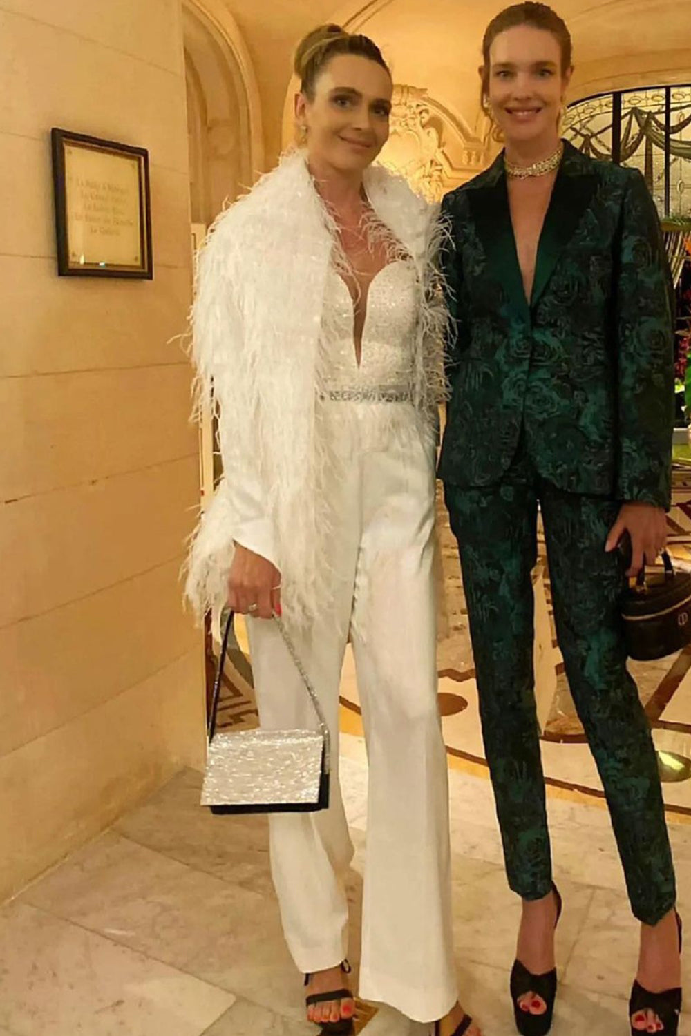 MAXI CONJUNTO TOP CON PANTALONES Y BUFANDA EVANGELINE LENTEJUELAS SATÍN PLUMAS BLANCO