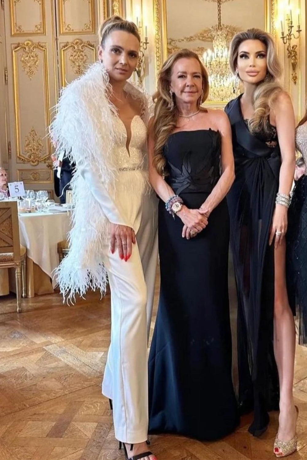 MAXI CONJUNTO TOP CON PANTALONES Y BUFANDA EVANGELINE LENTEJUELAS SATÍN PLUMAS BLANCO