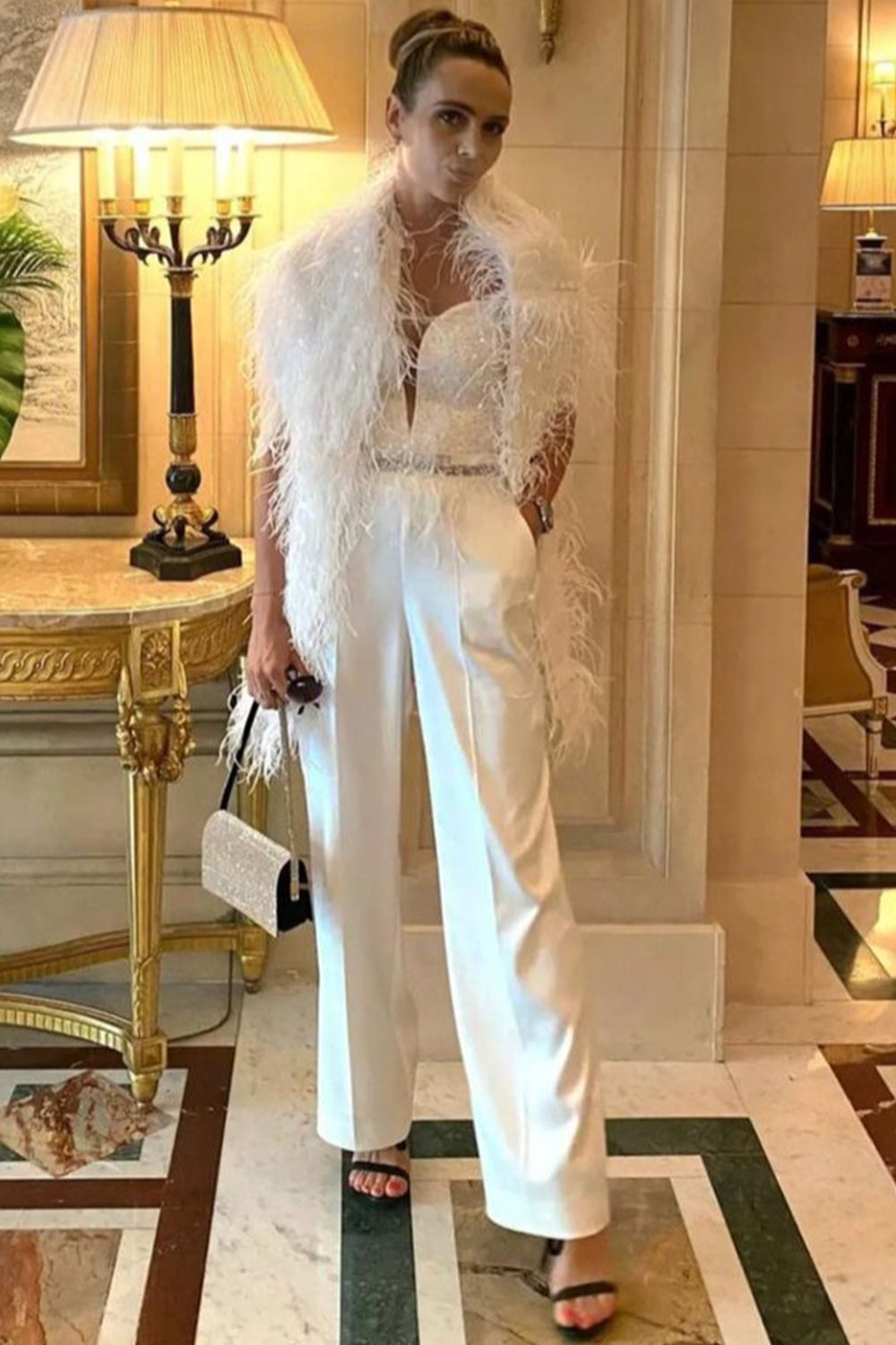 МAXI SET TOP CON PANTALONI E SCIARPA EVANGELINE PAILLETTES RASO PIUME BIANCA