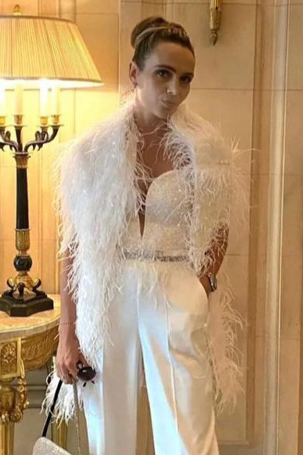 MAXI CONJUNTO TOP CON PANTALONES Y BUFANDA EVANGELINE LENTEJUELAS SATÍN PLUMAS BLANCO