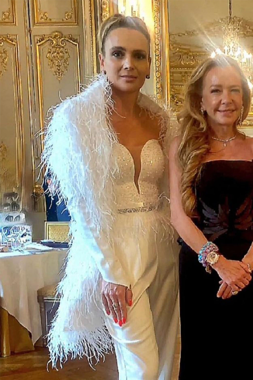 MAXI CONJUNTO TOP CON PANTALONES Y BUFANDA EVANGELINE LENTEJUELAS SATÍN PLUMAS BLANCO