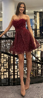 MINI CONJUNTO TOP CON FALDA AUDREY ЕNCAJE BRILLANTE PLUMAS BORGOÑA
