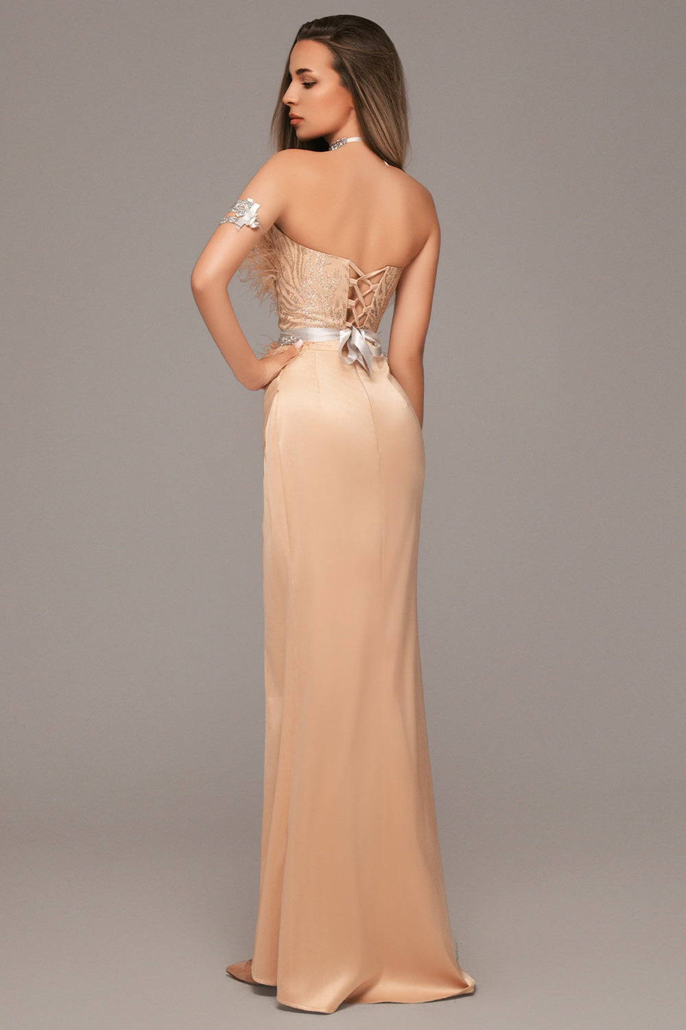 MAXI CONJUNTO TOP CON FALDA ADDISON ЕNCAJE BRILLANTE PLUMAS SATÍN DORADO