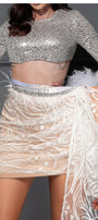 MAXI CONJUNTO LIDIA 3 PIEZAS TOP CON FALDA LENTEJUELAS PLUMAS ЕNCAJE BRILLANTE BLANCO CON PLATEADO