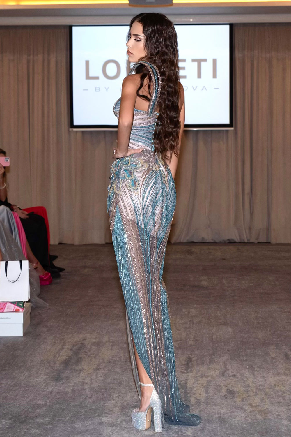 MAXI VESTIDO Y BUFANDA PEDRERÍA BROCADO DE TUL CHAMPÁN