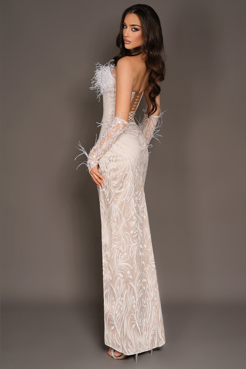 MAXI CONJUNTO TOP CON FALDA IVORY ЕNCAJE BRILLANTE PLUMAS BLANCO CON NUDE