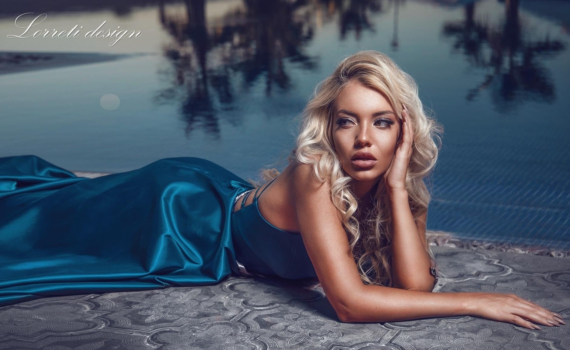 ДЪЛГА РОКЛЯ ADRIANA САТЕН ПЕТРОЛЕНО СИН
