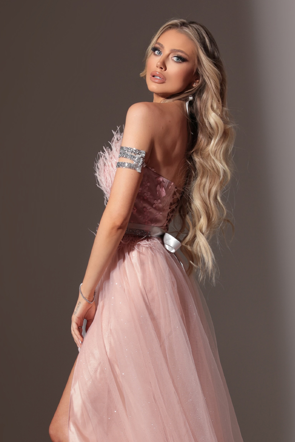 MAXI VESTIDO PENELOPE PLUMAS BROCADO DE TUL POLVO ROSA