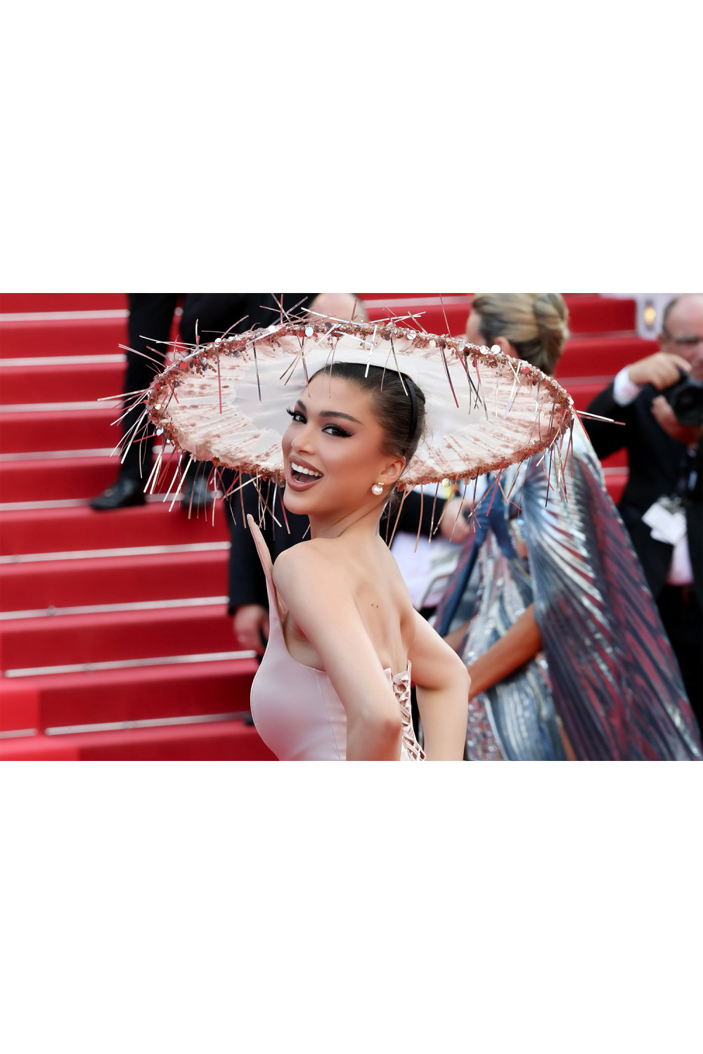 ДЪЛЪГ СЕТ ТОП С ПАНТАЛОН И ШАПКА CANNES ПАЙЕТИ САТЕН РОЗОВО ЗЛАТО ДЪЛЪГ СЕТ ТОП С ПАНТАЛОН И ШАПКА CANNES ПАЙЕТИ САТЕН РОЗОВО ЗЛАТО